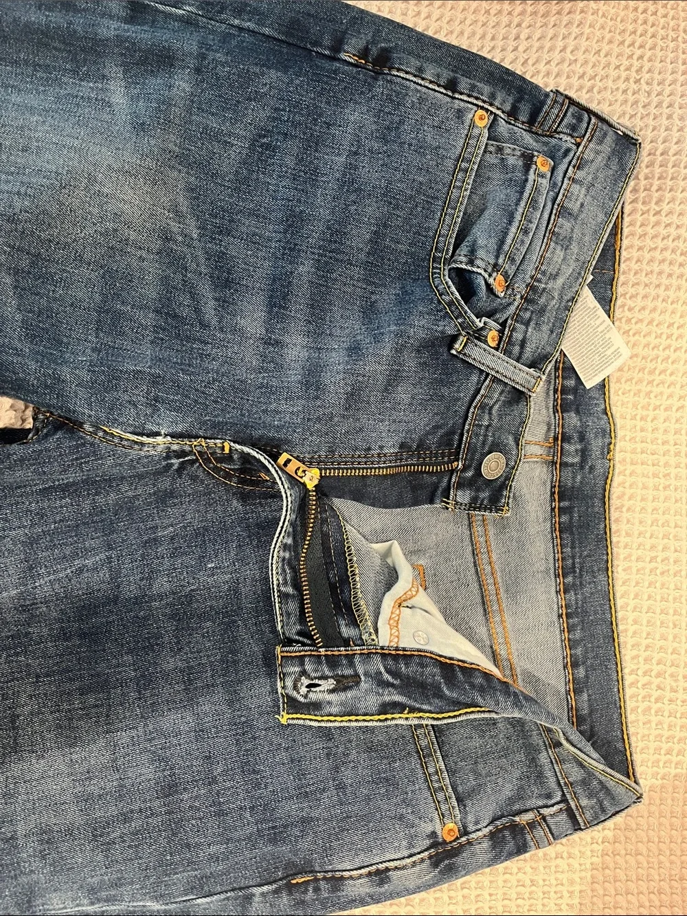 Levi's Men's 514 Slim Straight Jeans in Medium Blue Wash